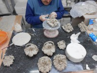 /album/lavorazione-arigianale-della-porcellana-di-capodimonte-/fasi-della-lavorazione-delle-porcellane-di-capodimonte-l-artista-riproduce-a-mano-la-frutta-che-compone-il-cestino-jpg/